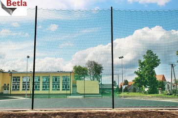 Siatki Trzebinia - Ochronne siatki na boisko szkolne. Piłkochwyt dla terenów Trzebini